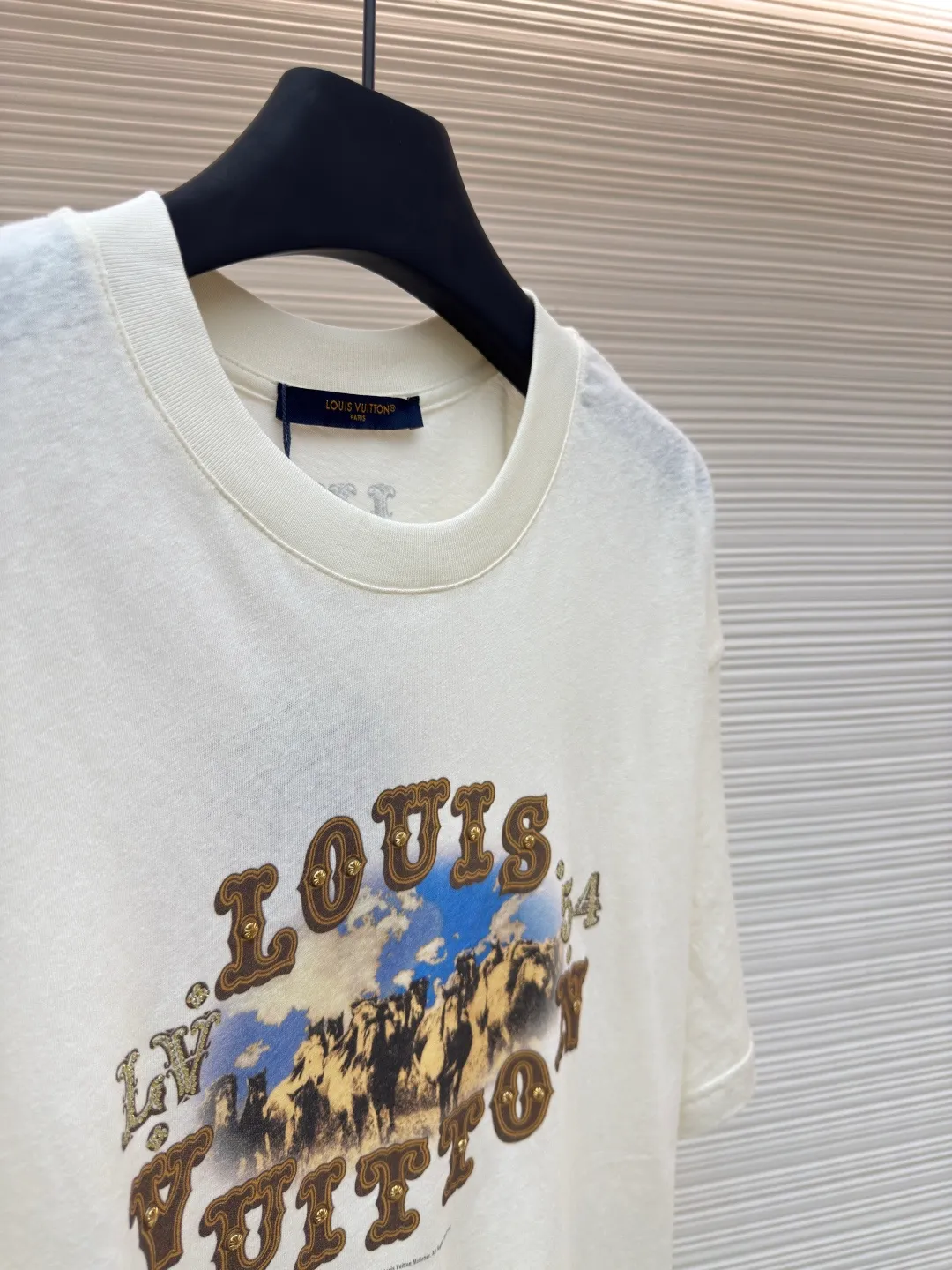 LOUIS VUITTON Snowflake cotton metal diamond T-shirt ●Authentic product: 8750 purchased for development ●Item number: 1680091-A35 ●Fabric: slub pattern snowflake cotton fabric ●Technology: glue printing ●Version: fitted version ●Weight: about 175 grams ●Size: XS-S-M-L ●Description: The fabric is made of slub pattern snowflake cotton fabric, matched with 32s double yarn 1*1 cotton horizontal machine to weave wide ribs. The front and rear panels are printed with eight-claw machine screen glue + local digital direct injection printing. The letter positions are manually swept with powder. High-quality diamonds imported from the Middle East are ironed, and bronze crown diamonds are imported from South Korea. The overall wiring is straight and delicate, the fabric is comfortable and soft, and the color is consistent without color difference. It can be matched with the same style to create a fashionable look and control various occasions. Customized accessories, complete with three standards, same style for men and women!